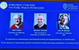 Les portraits des lauréats du prix Nobel de Physique 2025 (g-d) Le Britannique John Clarke, le Français Michel H Devoret et l'Américain John M Martinis affichés lors d'une conférence de presse à l'Académie royale des sciences de Suède, le 7 octobre 2025 à Stockholm