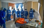 Le petit robot Laluchy avec des soignants au chevet d'une malade du Covid-19, le 27 août 2020 dans un hôpital de Mexico
