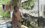 Un Indonésien le 28 mars 2016 dans la maison abandonnée où il vit dans le district de Sidorarjo ravagé le 29 mai 2006 par un volcan de boue