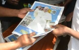 Un homme achète un exemplaire du "Catholic Mirror" annonçant la venue du pape François à Nairobi le 22 novembre 2015