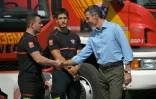 Le Premier ministre espagnol Pedro Sánchez (d), salue des membres des services de secours à son arrivée dans la zone d'un incendie de forêt meurtrier, au poste de commandement à Turre, dans la province d'Almería, le 13 juillet 2026 en Espagne
