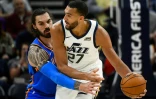 Le Français des Utah Jazz Rudy Gobert (d) à la lutte avec Steven Adams d'Oklahoma City Thunder en NBA, le 23 octobre 2019 à Salt Lake City