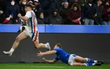 Damian Penaud s'échappe et va inscrire un essai pour le XV de France contre l'Italie en Six Nations à Saint-Denis, le 6 février 2022 