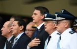 Le président brésilien Jair Bolsonaro entonne l'hymne national lors d'une cérémonie militaire à la base de l'Armée de l'air de Brasilia, le 4 janvier 2018