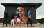 Echauffement avant un cours de hip-hop ou "b-boying" sur le toit d'un immeuble du quartier de Dharavi, à Bombay, le 2 juillet 2021
