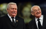 L'ancien président polonais Lech Walesa (g) et le cinéaste polonais Andrzej Wajda arrivent au festival de Venise pour la présentation du film "Walesa, l'homme d'espoir", le 5 septembre 2013