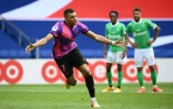 La joie de l'attaquant du Paris Saint-Germain, Kylian Mbappé, après avoir transformé son pénalty face à Saint-Etienne, lors de leur match de L1, le 18 avril 2021 au Parc des Princes