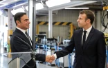 Le président français Emmanuel Macron avec le PDG de l'alliance Renault-Nissan-Mitsubishi Motors, Carlos Ghosn, lors d'une visite d'une usine Renault, à Maubeuge, dans le nord de la France, le 8 novembre 2018