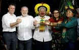 De gauche à droite, le président français Emmanuel Macron, son homologue brésilien Luiz Inacio Lula Da Silva, le cacique Raoni Metuktire, la première dame brésilienne Rosangela Janja Da Silva et deux membres de la communauté indigène Yanomami, à Belém, le 26 mars 2024