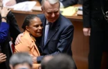 La ministre de la Justice Christiane Taubira félicitée par le Premier ministre Jean-Marc Ayrault après le vote de la loi sur le mariage homosexuel le 23 avril 2013 à l'Assemblée nationale à Paris