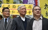 Le professeur de sociologie Chan Kin-man (g), le pasteur baptiste Chu Yiu-ming (c) et le professeur de droit Benny Tai (d), figures du mouvement prodémocratie, avant leur arrivée dans un tribunal de Hong Kong, le 10 avril 2019