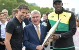 Le président du comité d'organisation des Jeux de Paris-2024 Tony Estanguet (f), le président du CIO Thomas Bach et la légende du sprint Usain Bolt lors de la présentation de la torche olympique, le 25 juillet 2023 à Paris
