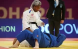 La Française Romane Dicko, victorieuse de l'Azerbaïdjanaise Iryna Kindzerska, en finale du Masters, le 13 janvier 2021 à Doha (Qatar)
