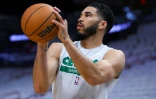 Jayson Tatum, l'ailier des Boston Celtics, s'échauffe avant d'affronter le Miami Heat lors du troisième match du premier tour des playoffs de la Conférence Est de la NBA, le 27 avril 2024, à Miami