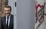 Emmanuel Macron devant un centre des Restos du Coeur, le 21 novembre 2017 à Paris