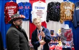 Un participant de la convention CPAC essaie un chapeau aux couleurs du drapeau américain, à National Harbor, près de Washington, le 20 février 2025