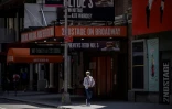 Un passant porte un masque devant un théâtre de Broadway à New York le 30 juillet 2021