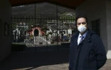 Le maire de Vertova,Orlando Gualdi, devant le cimetière de la commune, le 24 mars 2020