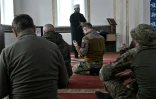 Des soldats musulmans assistent à la prière du vendredi dans une mosquée près du front est, le 31 mars 2023 en Ukraine