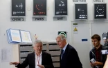 Le Premier ministre Michel Barnier (D) et le directeur du Samu 75 Frédéric Adnet (G) à l'hôpital Necker, le 7 septembre 2024 à Paris 