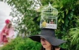 Une spectatrice du Prix de Diane arbore un "chapeau-cage", le 17 juin 2018 à l'hippodrome de Chantilly
