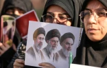 Des personnes en deuil tiennent une une photo du défunt fondateur de la République islamique, l'ayatollah Khomeini, du guide suprême défunt, l'ayatollah Khamenei, et de l'actuel guide suprême, Mojtaba Khamenei, lors du cortège funèbre de l'ayatollah Ali Khamenei à Nadjaf, le 8 juillet 2026 en Irak