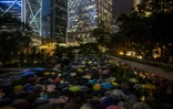Des employés de banques et de sociétés financières à Hong Kong manifestent pour soutenir les rassemblements pro-démocratie dans le territoire, le 1er août 2019