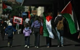Des personnes participent à une manifestation en solidarité avec les Palestiniens et pour protester contre l'interception de la flottille Global Sumud par l'armée israélienne, à Rome, le 3 octobre 2025
