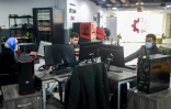 Des jeunes travailant dans les locaux de TechWorks, une plateforme équipée de technologies de pointe, à Amman, le 20 février 2022