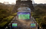 Les amateurs du foot suivent le match entre la France et l'Allemagne dans la fan zone de Paris-Tour Eiffel, le 7 juillet 2016