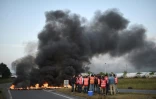 Blocage de la raffinerie Total avec des pneux enflammés le 17 mai 2016 à Donges