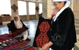 Des membres du groupe des "grands-mères joyeuses", qui tissent des tapis traditionnels kirghizs (chyrdaks), le 2 octobre 2023 à Kadamjaï au Kirghizstan