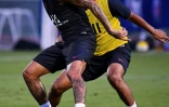 Neymar au duel avec Abdou Diallo lors d'une séance d'entraînement du PSG à Shenzhen, le 1er août 2019