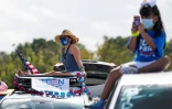 Des partisans de Joe Biden l'écoutent lors d'un meeting en drive-in du candidat démocrate à la Maison Blanche, le 29 octobre 2020 à Coconut Creek, en Floride