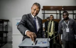 L'ancien ministre de l'Intérieur et candidat à la présidentielle en République démocratique du Congo, Emmanuel Ramazani Shadary, vote le 30 décembre 2018 à Kinshasa.