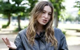 La militante écologiste Camille Etienne prend la parole lors d'une manifestation, aux côtés de députés, sur l'esplanade des Invalides à Paris, le 2 juin 2026