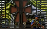 Un militaire garde l'entrée de l'église Saint-Sébastien à Negombo au Sri Lanka, le 23 avril 2019