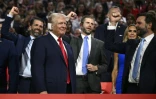 L'ancien président américain Donald Trump ovationné et accueilli par le sénateur de l'Ohio J.D Vance (d) et ses fils Donald Trump Jr. et Eric Trump, au premier jour de la convention républicaine à Milwaukee, le 15 juillet 2024 dans le Wisconsin