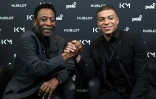 Le légende du foot Pélé et l'attaquant du PSG Kylian Mbappé lors d'une rencontre organisée par un sponsor, le 2 avril 2019 à Paris