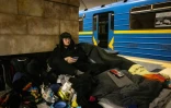 Un habitant de Kiev réfugié dans le métro de la capitale ukrainienne pour se protéger des bombardements russes, le 18 mars 2022