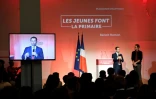 Le candidat Benoît Hamon (G) en compagnie du président du Mouvement des jeunes socialistes (MJS), Benjamin Lucas, le 14 janvier 2017, à Paris.
