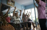 Des personnes âgées participent à des exercices de remise en forme dans un centre de soins à Bangkok, le 3 mars 2016