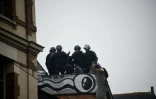 Des policiers délogent des opposants à la loi travail sur un toit d'une salle municipale à Rennes, le 13 mai 2016  