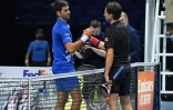 Dominic Thiem (à droite) salue Novak Djokovic à l'issue de leur match de demi-finale des Masters, le 21 novembre 2020 à Londres
