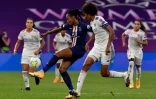L'attaquante du Paris Saint-Germain Marie-Antoinette Katoto, aux prises avec la défenseure de Lyon Wendie Renard, lors de la demi-finale de la Ligue des Champions, le 26 août 2020 à Bilbao