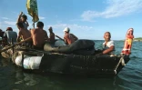 Un groupe de Cubains s'apprêtent à quitter l'île sur un radeau de fortune pour atteindre la Floride, le 28 juillet 2004