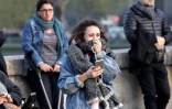 Une jeune femme en larmes devant Notre Dame en flammes, à Paris le 15 avril 2019