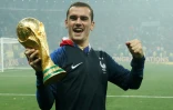 L'attaquant français Antoine Griezmann avec le Trophée de la Coupe du monde après la finale remportée aux dépens de la Croatie en finale, le 15 juillet 2018 à Moscou  