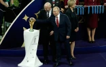 Gianni Infantino et Vladimir Poutine admirent le trophée du Mondial, le 15 juillet 2018 avant la finale d'une édition considérée par la "plus profitable à ce jour"