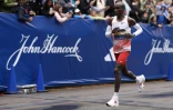 Le Kényan Eliud Kipchoge lors du marathon de Boston 2023 qu'il a terminé à la 6e place, le 17 avril 2023 à Boston